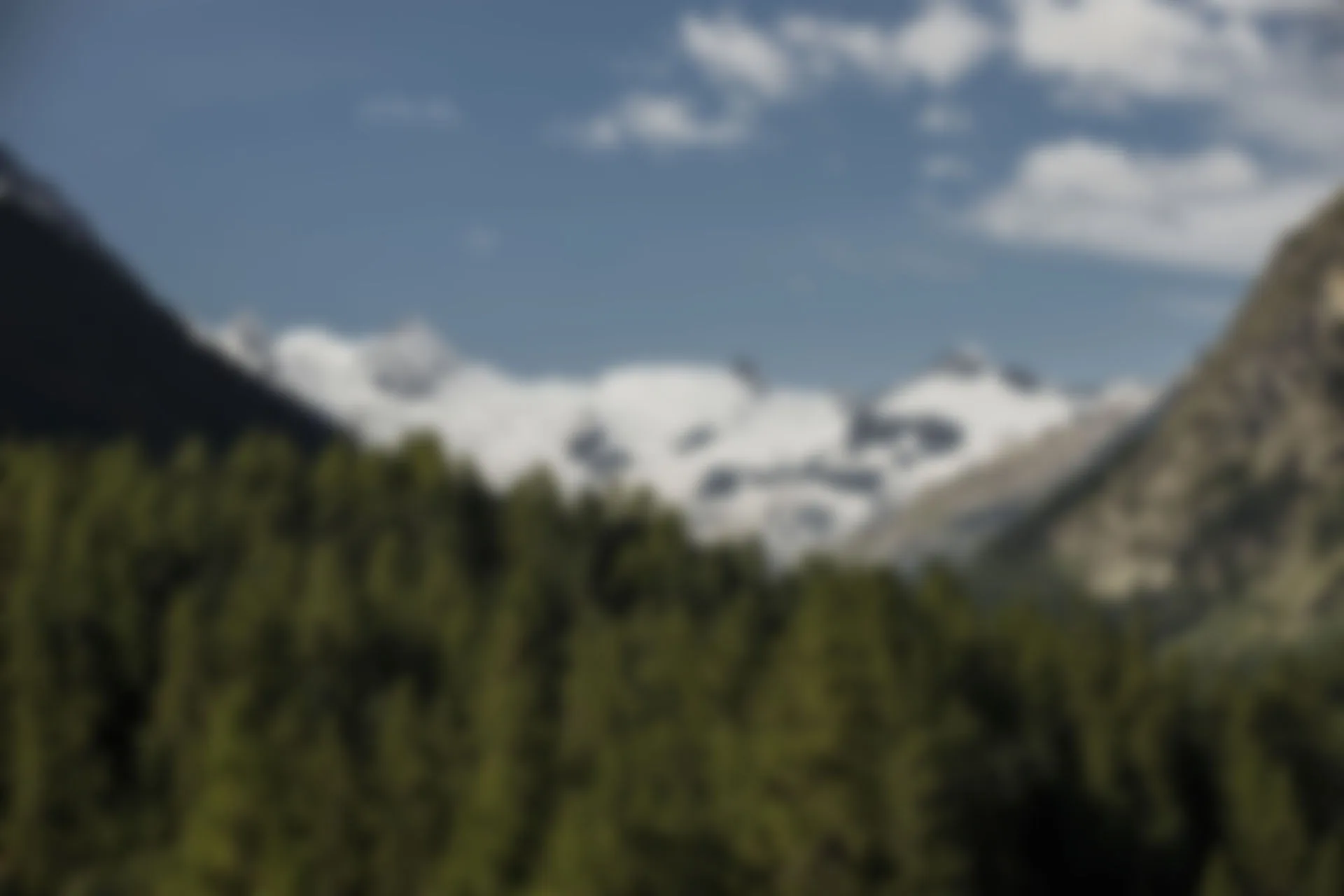 Weich gezeichnetes Bergpanorama des Roseg-Tals im Sommer