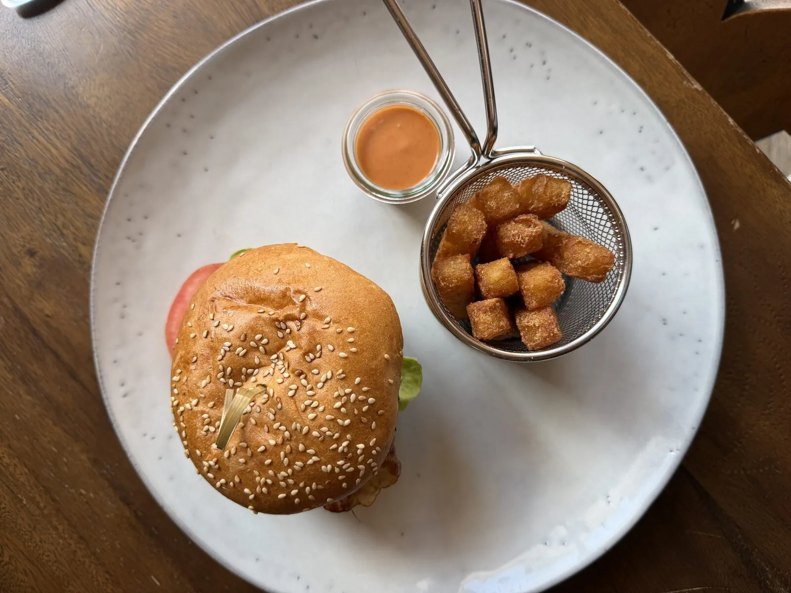 Pitschna Cheese Burger mit Rösti-Würfeln und Hausauce, von oben fotografiert