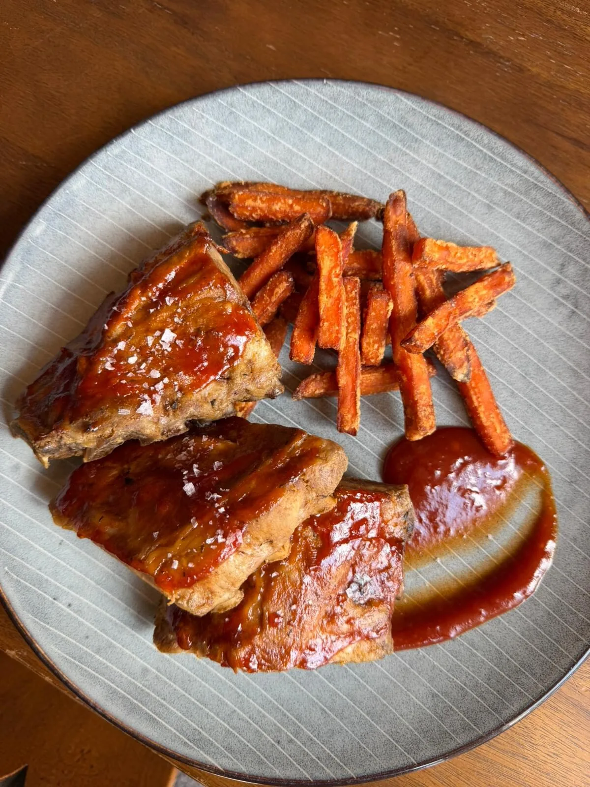 Glasierte Spareribs mit BBQ-Sauce und Süsskartoffel-Frites